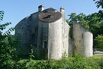 Vue du nordÀ gauche la tour estAu centre la tour nordÀ droite la tour ouest.