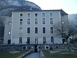 Façade, côté est et sortie du souterrain