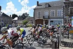 Fête des Grattons 2022, course cycliste dans la ville de Châteaumeillant