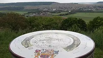 Une table d'orientation donnant sur la vallée de la Marne et Mareuil-le-Port.