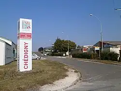 Photographie en couleurs d'une petite zone industrielle avec plusieurs bâtiments, ateliers et hangars.