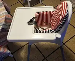 Chaise haute en plastique avec lanières de sécurité pour stabiliser l'enfant