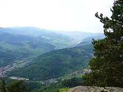 Vue sur la sortie du village de Lièpvre et au loin les villages de Sainte Croix-aux-Mines et Sainte Marie-aux-Mines.