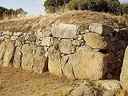 Muraille du castro de la Mesa de Miranda à Chamartín de la Sierra dans la province d'Avila.