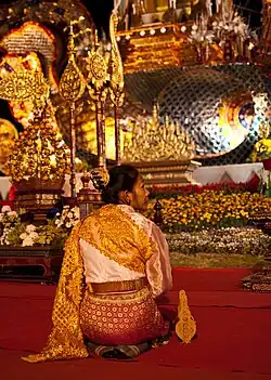 Danseuse se reposant au temple de Wat Chedi Luang, en janvier 2010, lors de la crémation de Chan Kusalo