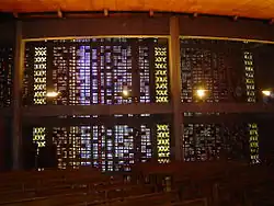 La paroi de verre de la chapelle de Sainte-Marie