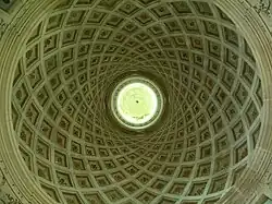 Coupole Renaissance de la chapelle du château d'Anet, avec son célèbre effet vortex.