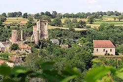 Vue générale et la chapelle du Calvaire à droite.