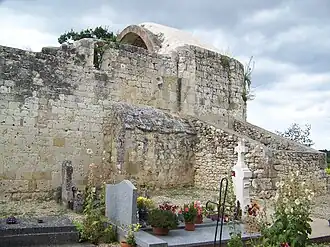 Ruines de la chapelle Saint-Lannes vues du petit cimetière.