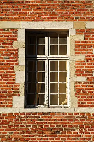 Fenêtre aux piédroits harpés.