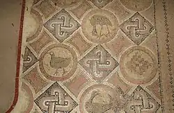 Vue de détails d'une mosaïque avec des oiseaux et des motifs géométriques