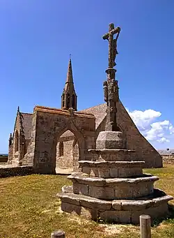 Le calvaire et la chapelle.