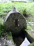 La fontaine près de la chapelle de la Trinité.
