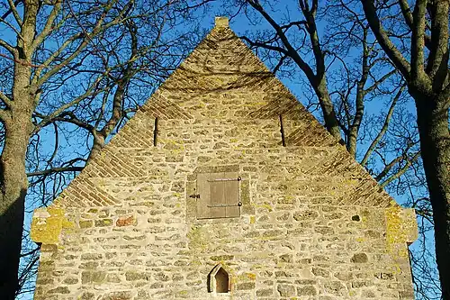 Le pignon à épis de la chapelle du Chêneau (Chapelle Notre-Dame des Affligés de Longueville).