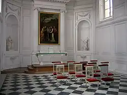 Intérieur de la Chapelle avec sol de marbre noir et blanc, deux niches au fond et une toile.