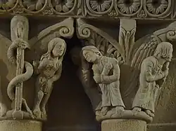 Photographie en couleurs de sculptures en pierre dans une église.