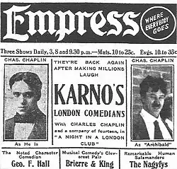 Page de journal avec deux photographies de Chaplin, l'une naturelle avec les cheveux lissés et l'autre dans son rôle avec une moustache et les cheveux en bataille.