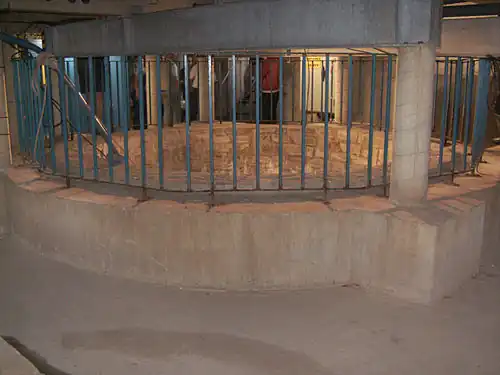 Puits situé actuellement dans la salle technique sous la fontaine construite dans les années 1990.