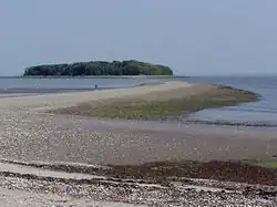 Tombolo dégagé à marée basse de Charles Island (Connecticut)
