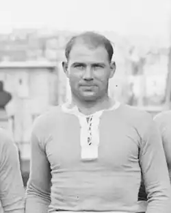 Photo portrait de son entraîneur lyonnais Charles Petit