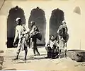 Des Bhishti (en). Shepherd & Robertson. Photo pour le livre The People of India de Forbes Watson, 1868.