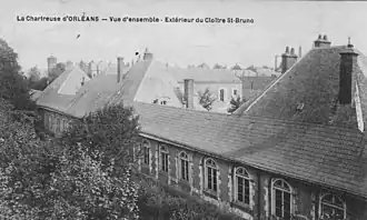 Extérieur du cloître Saint-Bruno de la chartreuse Saint-Lazare d'Orléans sur une carte postale ancienne