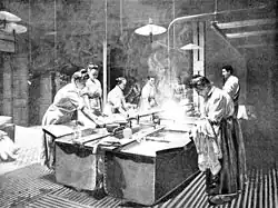 Photo (1901). Savonnage et trempage séparés dans la première blanchisserie, rue des Capucines.