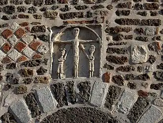 Église Saint-Jean-Baptiste,sculpture au-dessus de la porte d'entrée : épisode de la Passion