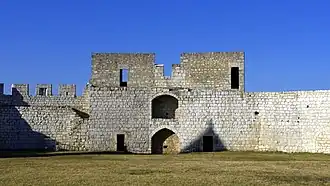 Les deux tours nord vues de l'intérieur de l'enceinte.