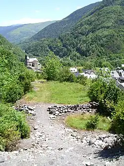 Basse-cour avec, en arrière-plan, l'église de Tramezaïgues.