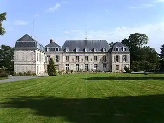Façade du château de Villebon-sur-Yvette en pierre de taille à trois niveaux, le dernier mansardé par un toit d'ardoise.