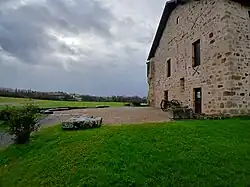 Façade est et vestiges de la déconstruction.