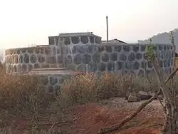 Le château d'eau dit «&nbsp;château Mayo-Darlé&nbsp;», sur les contreforts du pic Mindif, à Loubour.
