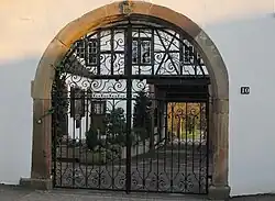 Portail latéral de la cour du château.