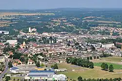 Vue aérienne de Falaise. L'église Notre-Dame de Guibray en avant-plan à gauche. Entre cette paroisse et les remparts se trouvaient les terres de l'abbaye.