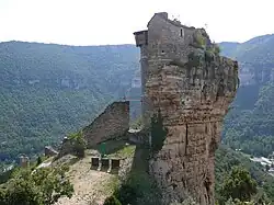 Tour et piton rocheux sur lequel s'appuie le château.
