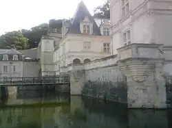 Enjambées par un pont-levis, les douves mettent en valeur le nouveau palais de la Renaissance.