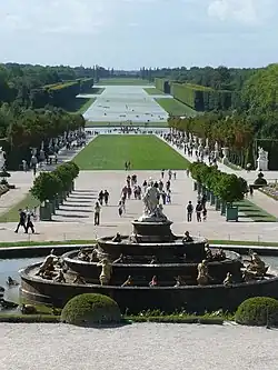 Sculptures du Tapis vert au second plan.