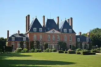 La façade côté jardin.