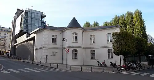 L'un des deux pavillons d'entrée du château d'Issy.