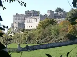 Vue du sud-est, avec portail à droite et corps de garde.