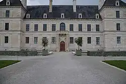 La façade Nord donnant sur le pont-levis disparu du XVIIe siècle.