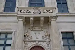 Colonnes doriques au château d'Ancy-le-Franc (XVIe siècle).