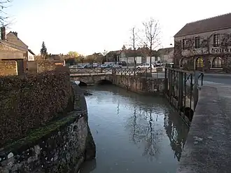 Douves et vanne au départ de l'ancien lit du Loing,Boulevard de la République.