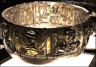 Chaudron de Gundestrup, vue générale. "Les Gaulois, une expo renversante", 2012, galvanoplastie de Bibracte.