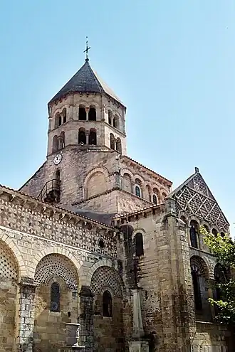 Massif barlong et clocher octogonal.