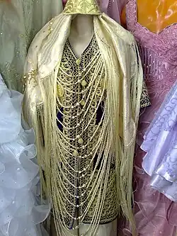 Le caftan court dit « arftan », et la coiffe chéchia