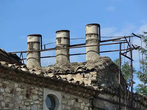 Cheminées du four avec commandes de fermeture.