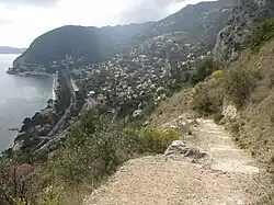 Èze-sur-Mer vu depuis le chemin de Nietzsche.