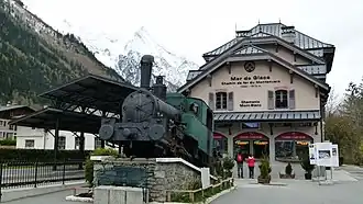 Locomotive vapeur 021 T 6 CF Montenvers exposée sur le côté de la gare.